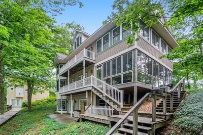 Image de Delightful Private Wooded Setting Stunning Harbor Views, Private Beach Access, Tennis