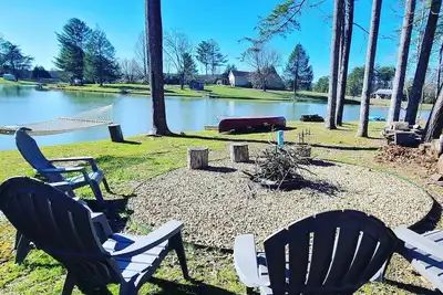 Image de Lake Front Sleeps 4. Close to Waterfalls, Parks, Golf, Fishing & Dog Friendly.