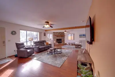 Image de 2 Mi to Whiskey Row: Tranquil Getaway w/ Deck!