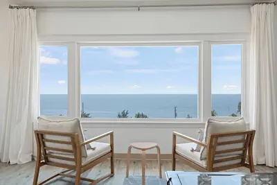 Image de Steps to Beach and Town! Ocean Views! Space for 7!