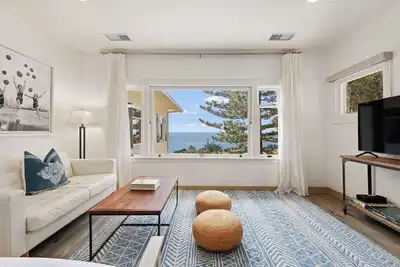 Image de Steps to Beach & Town! Ocean Views! Sleeps 4 in style!