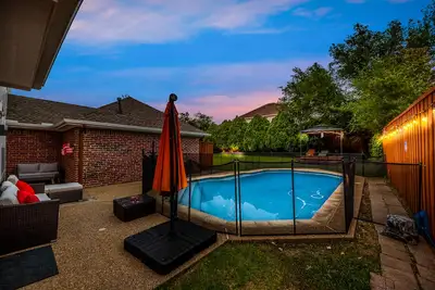 Image de Luxury 6 Bedroom Sleeps 12 Home in N Dallas Pool