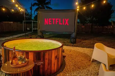 Image de Miami Chic! Backyard Oasis, Outdoor Movie, Jacuzzi