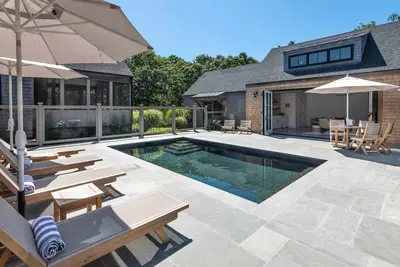 Image de Luxurious Waterfront Living On Wintucket Cove With Pool