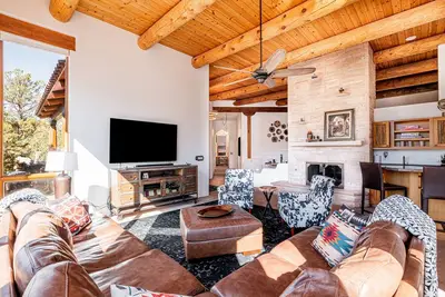 Image de Red Rock Views+Private Pool & Hot Tub+Chefs Kitchen+Three Patios - Near Hiking!