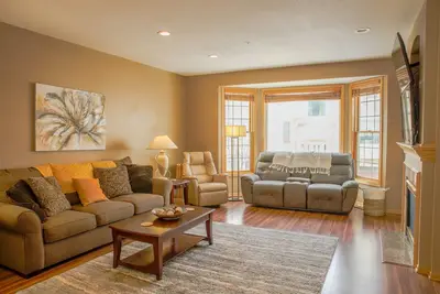 Image de Business trip & couples friendly, 9 Miles to Mpls, Attached Garage, King Beds