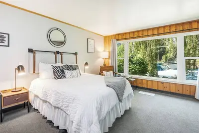 Image de Pet Friendly Studio in Downtown Bend with Kitchenette and River View!