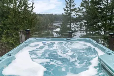 Image de West Coast Retreat East Sooke with Hot Tub! !