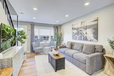 Image de Unique Listing! Entire Downtown Triplex w/Private Parking. Sleeps 12-18. Pets ok