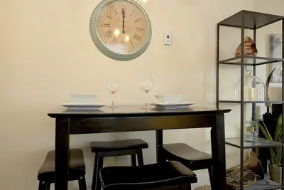 Image de Side Street Oasis: 2bdrm+Den Open Concept