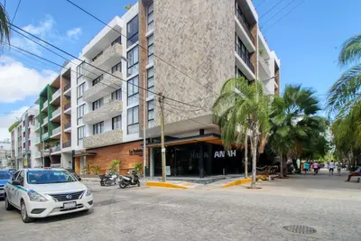 Image de Dog-friendly luxe apartment in a great location with a pool, gym, & balcony