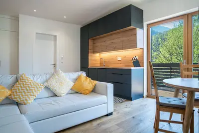 Image de Appartement \"Pension Grasser\" avec vue sur les montagnes, terrasse privée et Wi-Fi.