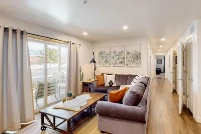 Image de Stunning dog-friendly condo with pool, hot tub, golf nearby, & washer/dryer