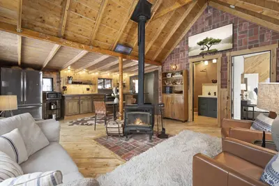 Image de The Tyrolean Lodge. Panoramic Views. Hot Tub. Near Hiking, Biking and Skiing.