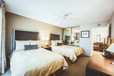 Image de Tropical Paradise Awaits! 3 Pool View Suites w\/ Kitchen and Living Area