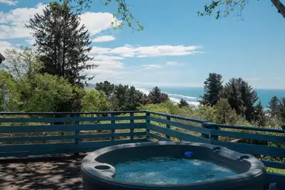 Image de Private oasis, convenient location in Trinidad w/hot tub, sauna & ocean views!