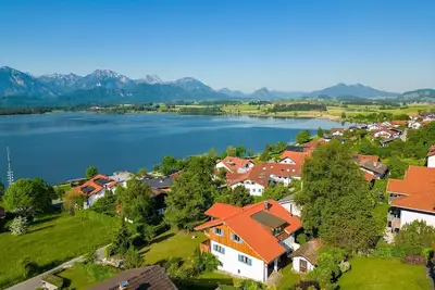 Image de Happy Place - Modern penthouse with the best view of Lake Hopfensee & the mountains