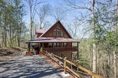 Image de *Relaxing Cabin in the Woods! Hot Tub & Game Room!