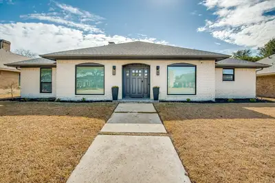 Image de Prestonwood Modern Gorgeous 4 Bed 3 Bath Home Pool Fast Wifi 2 Car Garage with Ev charger!
