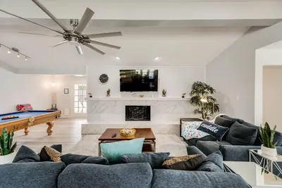 Image de Single Story 4 Br 3 Bath Pool, Modern and Updated