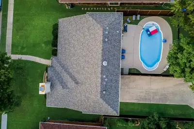 Image de Updated 4 Bedroom Home Pool, Sleeps 8 Wifi Garage