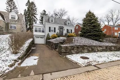 Mt. Lebanon Cape Cod Retreat - 7 mi / 15 mins from Downtown Pgh