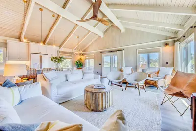 Image de Renovated ~ 4Mins to Beach & Community Pool!