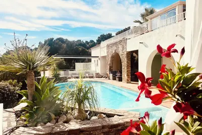 Image de Villa de standing 310m², Vue Mer et piscine à débordement. Idéal 2 ou 3 familles