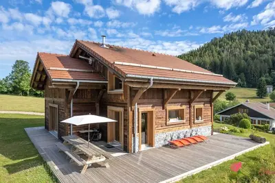 Image de Le Domaine des Fleurs, Chalet La Reine des Prés 5* avec sauna et piscine