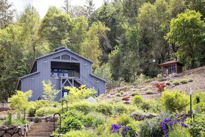 Image de Modern Luxury Barn in an Organic Farm Garden Omg!