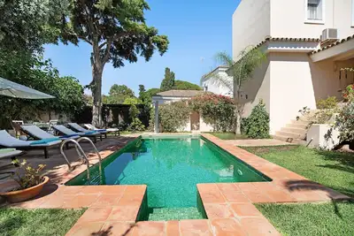 Image de Villa 'Olmo Tree' avec piscine privée, Wi-Fi et climatisation.