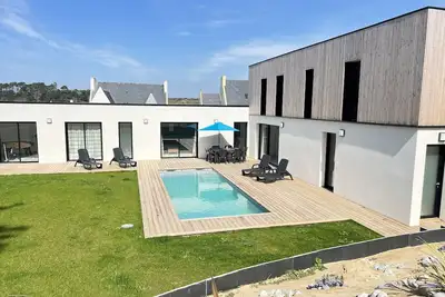 Image de Maison pour 7 personnes avec piscine privée près de la mer et des commerces