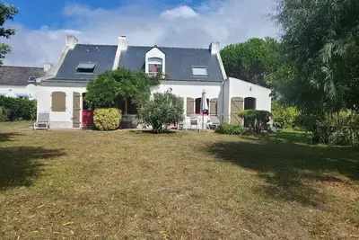 Image de maison de famille avec jardin arboré a 1km de la plage 10 personnes