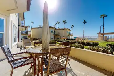 Image de Ground-floor condo with ocean views, fireplace, on-site hot tubs & sauna