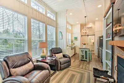 Image de Highlands Vacation Rental - Walk to Main St!
