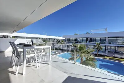 Image de Penthouse avec terrasse sur le toit et vue sur la piscine