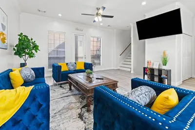 Image de Lux Gated 3-story w/Garage+Downtown View+Jacuzzi+Great Location