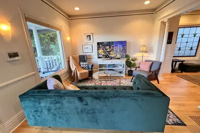 Image de Charm of Queen Anne w king & queen beds/front porch/patio/pvt parking