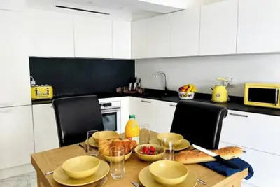 Image de Appartement de charme à 10 min à pied de la mer!