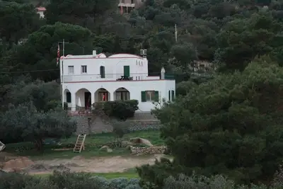 Image de Stunning seaside villa with tennis court and an immense Mediterranean garden.