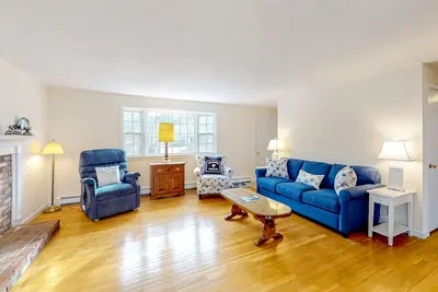 Image de Friendly retreat with a deck, Ac, and board games - stellar central location