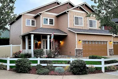 Image de Furnished  Executive Model Home with office, 7. 1 theater, piano & fenced  yard!