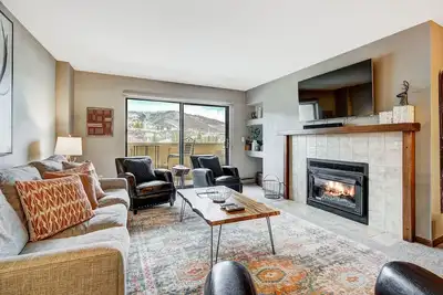 Image de Remodeled 2Br Condo, Private balcony with Beaver Creek Mountain view, steps from Avon Gondola by RedAwning