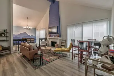 Image de Vibrant remodeled 3 bedroom townhome