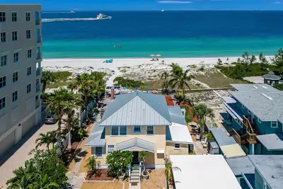 Image de 3 bedroom suite in Grandma's island beach house from summer of 1925