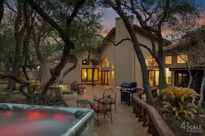 Image de Welcome! Unwind in this stunning Villa and relax in the private hot tub!