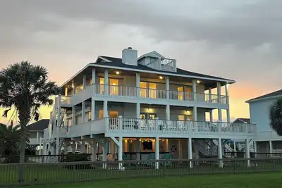 Image de Ocean Retreat, certified personal elevator, steps to beach, grill & fenced yard