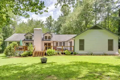 Image de < 1 Mi to Lake Lanier: Gainesville Getaway!