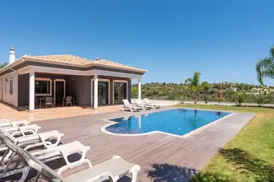 Image de Spacious Albufeira Villa | 4 Bedrooms | Villa Avos De Parra | Air Conditioned Bedrooms | Private Setting