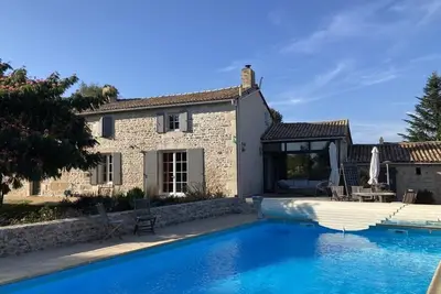 Image de large charming house & garden, secured pool, 5 bedrooms, Niort countryside (79)